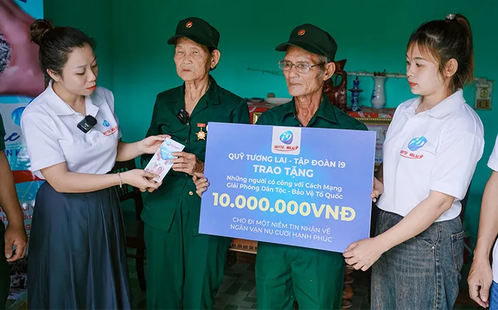 Hình ảnh đội ngũ hỗ trợ khách hàng chuyên nghiệp 24/7 của u888 love, với các kênh liên hệ như live chat, điện thoại, email, thể hiện sự tận tâm và sẵn sàng hỗ trợ người chơi.